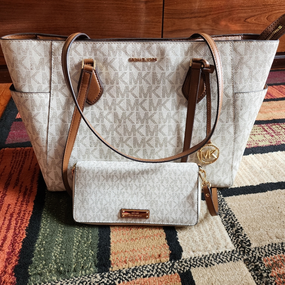 Micheal kors jet pack purse with matching large continental wallet.